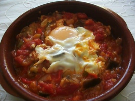 El tu ruta camper van por tierras manchegas, puedes desgustar sus magnificos quesos o el auténtico pisto casero.