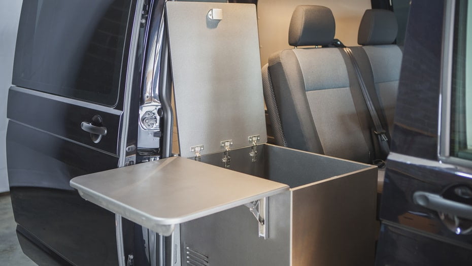 Muebles para furgonetas camperizadas, ejemplo de arcón para guardar los cubiertos u otros accesorios importantes