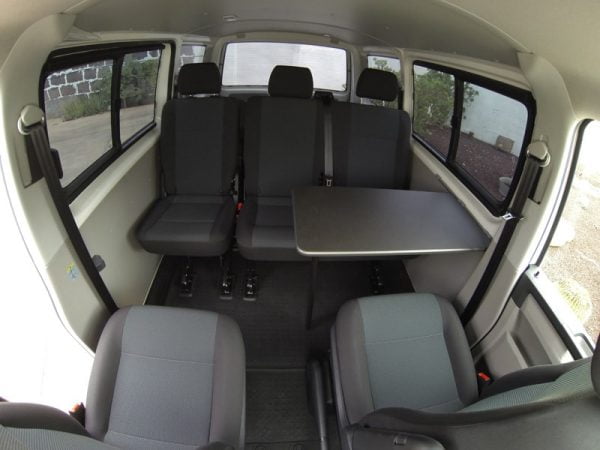 interior mesas asientos furgoneta