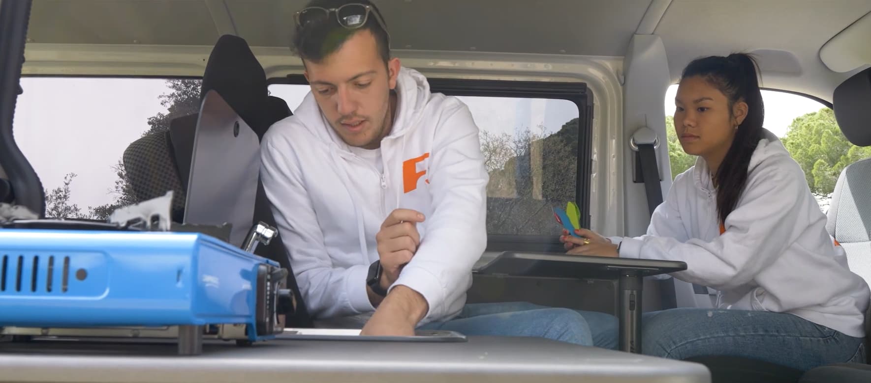 pareja dentro de la furgoneta camperizada