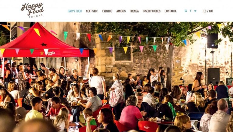 Web de Happy Food Trucks con una fiesta nocturna de food trucks llena de gente